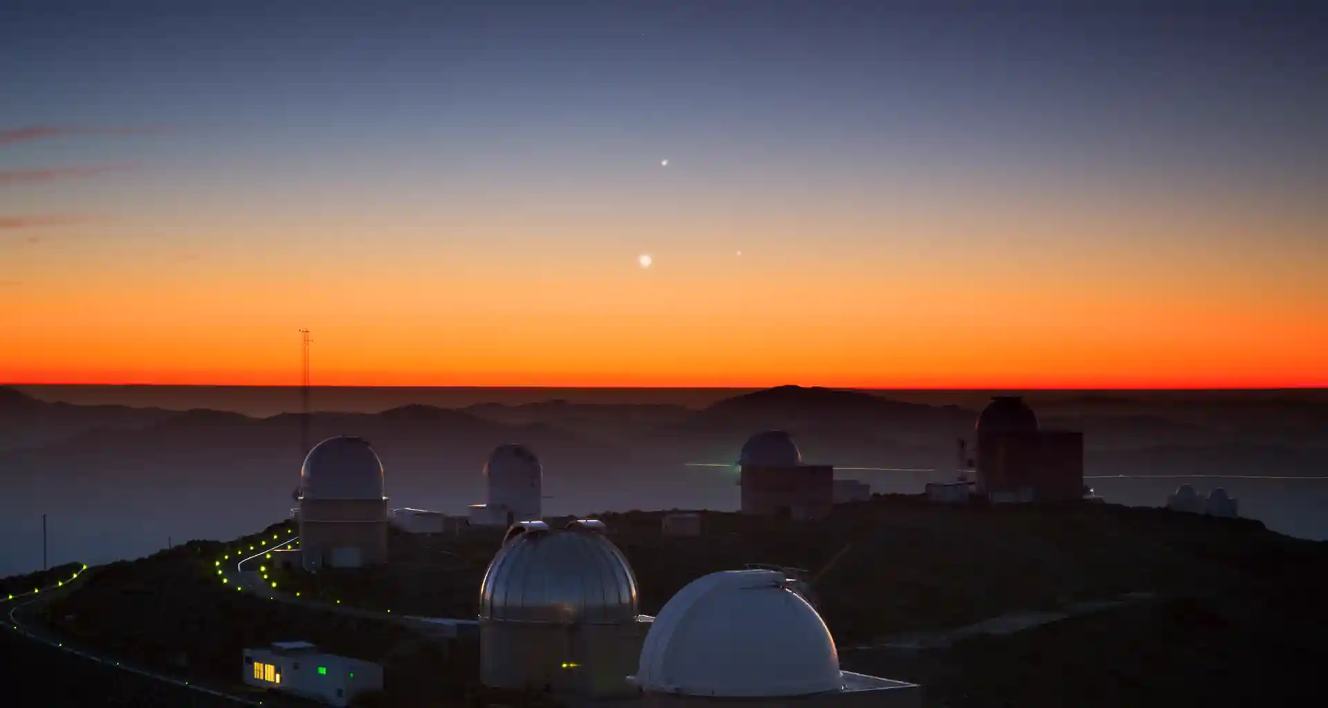 Alignment of three planets over La Silla observatorium